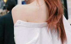 几男含着她两个硕大的乳